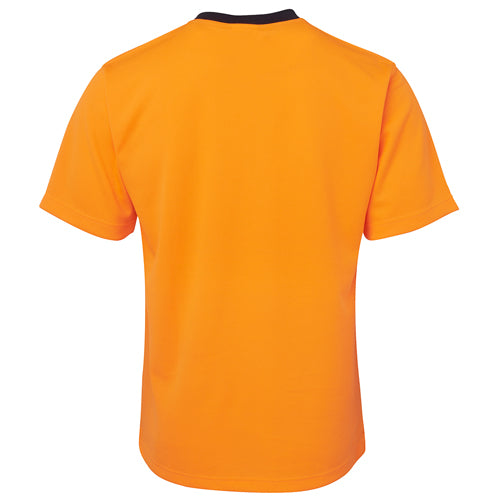 JB’s Hi Vis Traditional T-Shirt, featuring a micro mesh fabric back design, emphasizes durability and moisture-wicking for active wear. Ideal for workplace safety, it meets UPF 50+ and other safety standards.